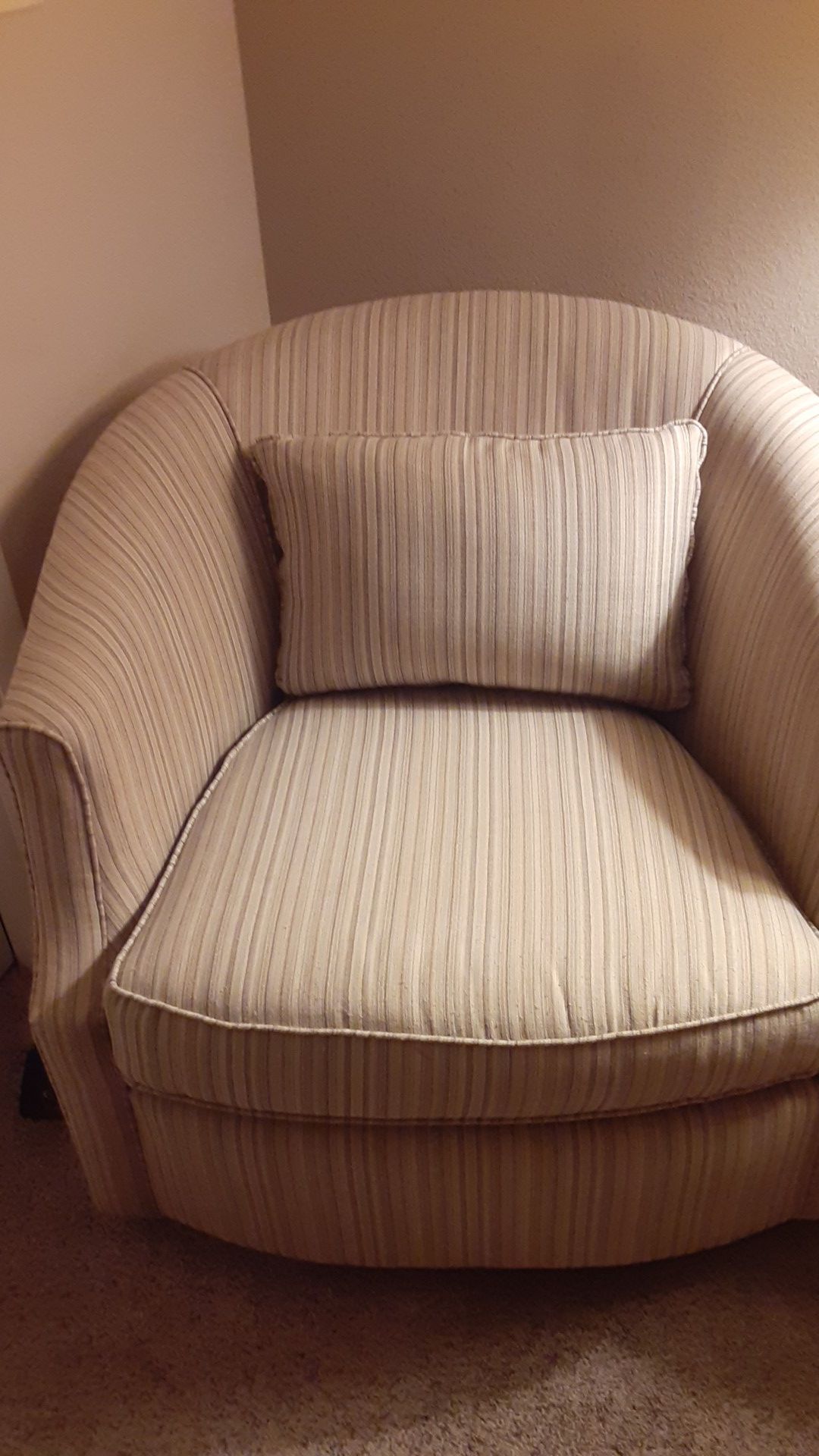 Swivel chair, very comfortable. Good condition!