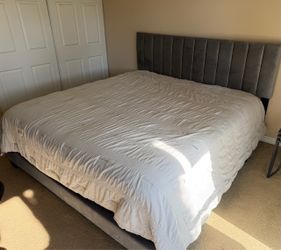 Very Good King Size Bed with Two Matresses & Comforter