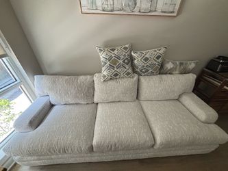 Charlton Park Ivory Sofa With Pillows