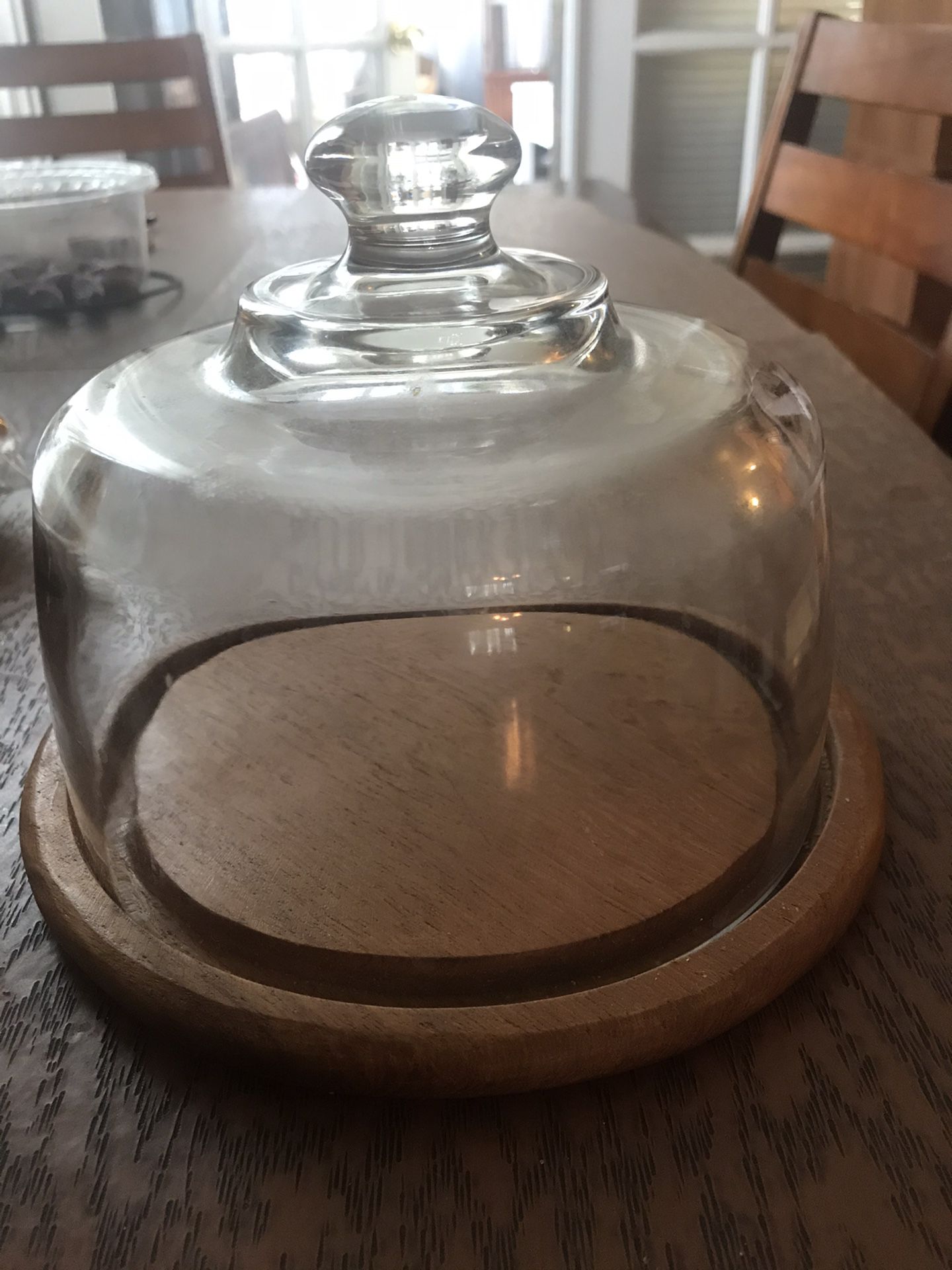 Small wood and Pyrex cake dish in excellent condition