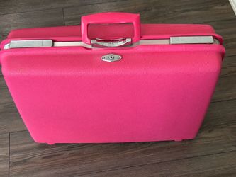 1960 Barbie pink hard case suitcase. An excellent condition it’s a beautiful piece, including keys.