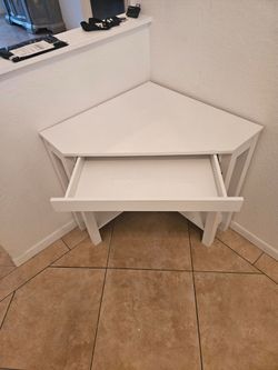 White Corner Desk with Pull-Out Drawer