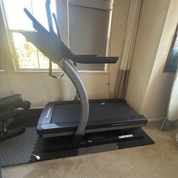 Like new - Nordic track X22 Treadmill - Incline And Decline