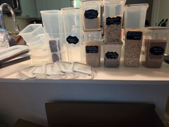 Plastic storage containers (12)