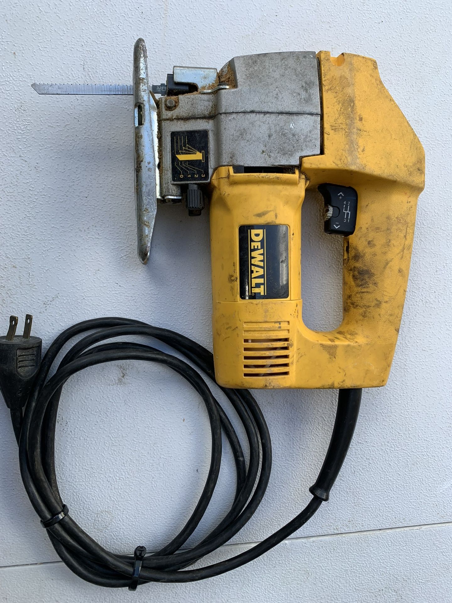 Dewalt DW318 variable speed orbital jig saw. Good as shown pickup 40 dollars