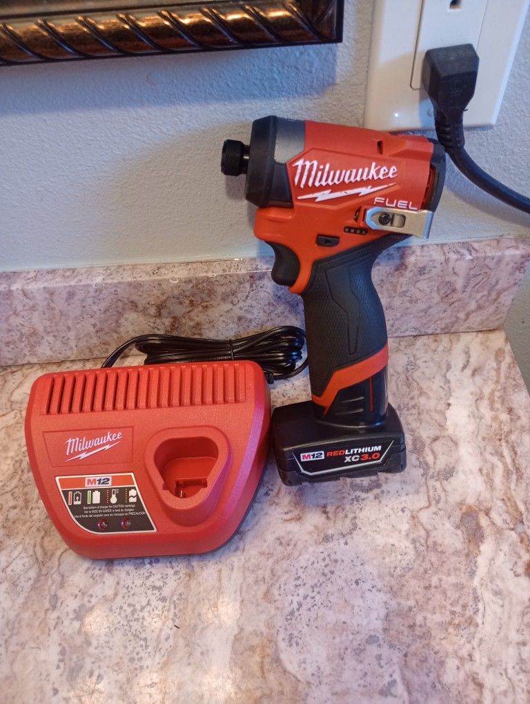 impacto M12 Fuel Con Batería Y Cargador 