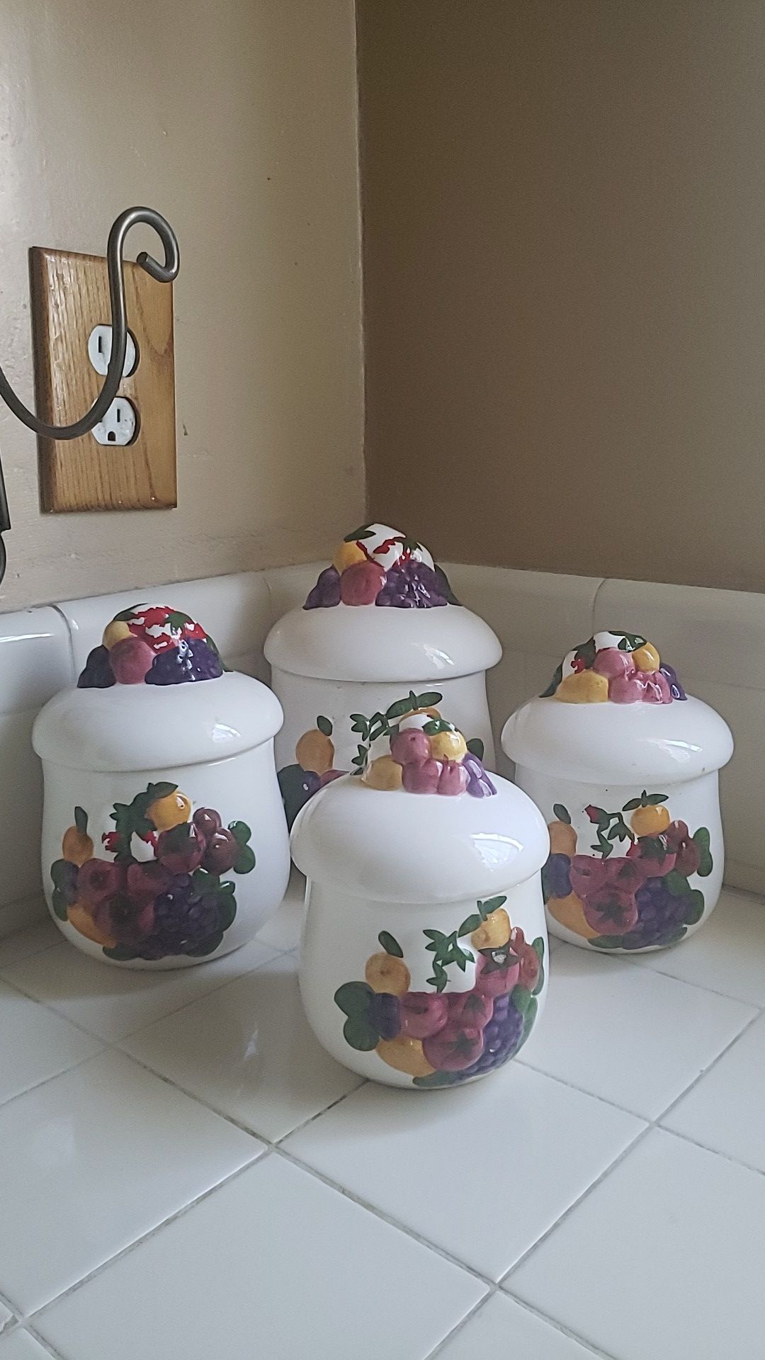 4 Kitchen Ceramic Canisters.