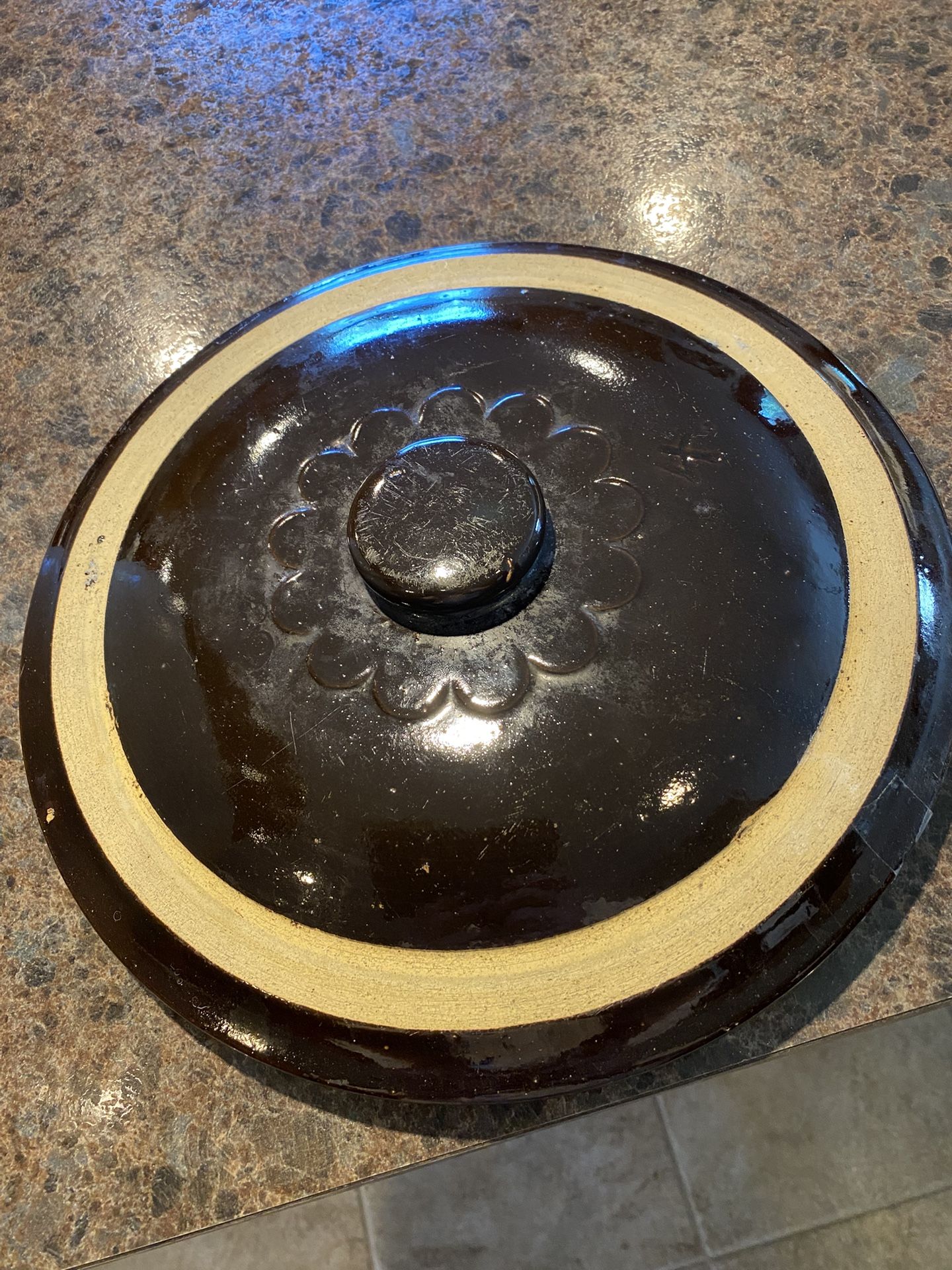 1940S Country Style Crock, In Excellent Condition, With Lid. 4 Gallon.