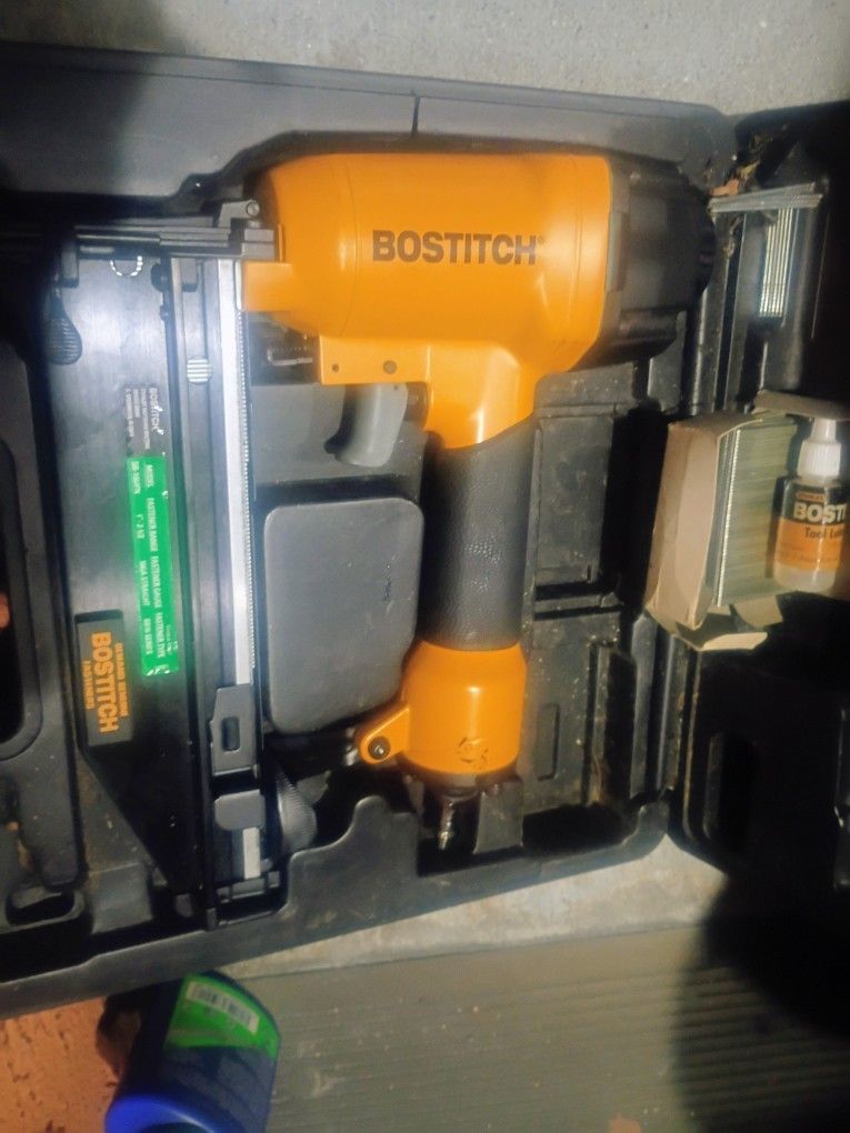 BOSTITCH  Nail Gun