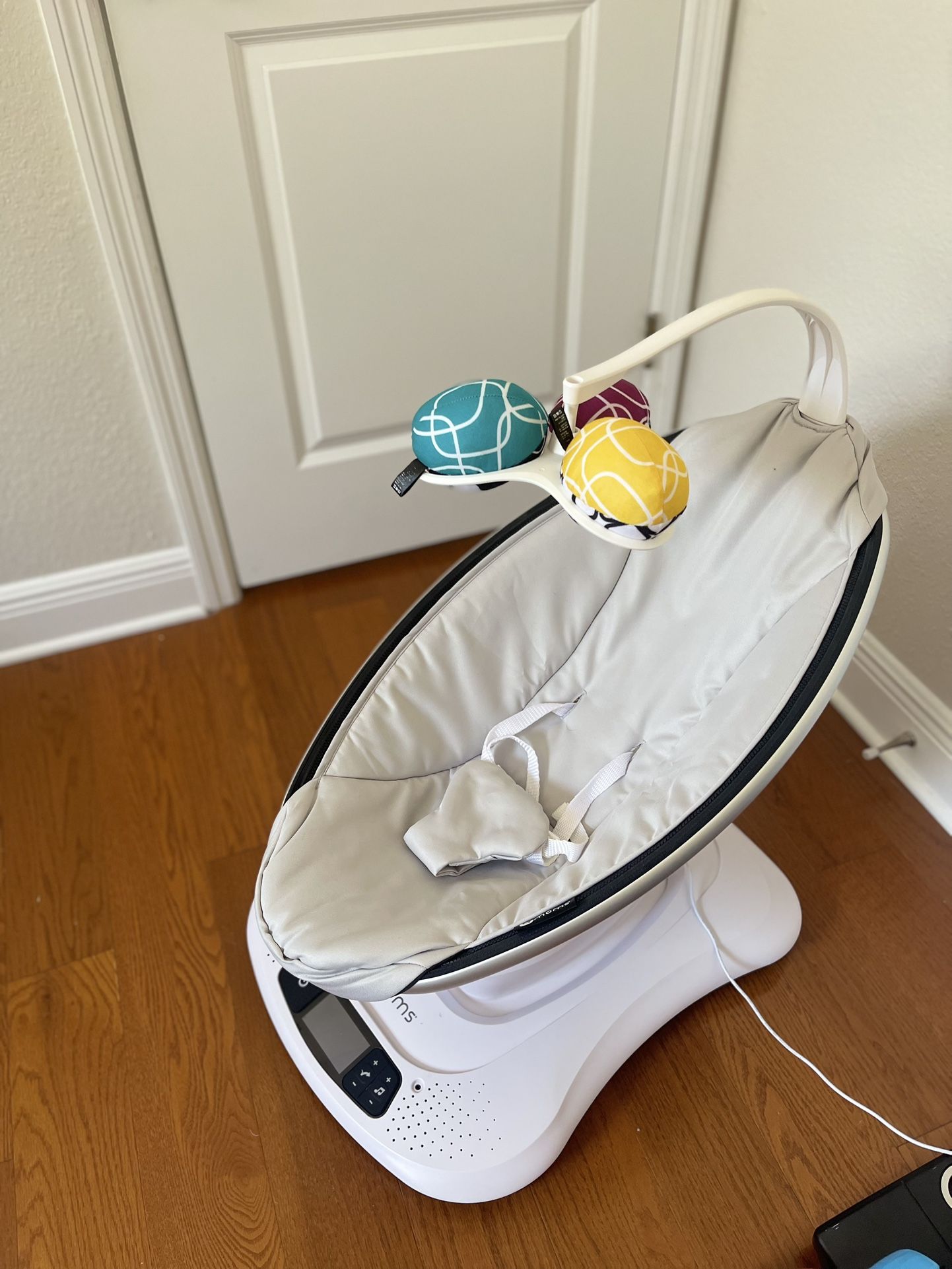Baby stuff, 4 moms Mamaroo etc…