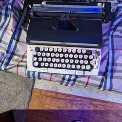 Vintage Type Writer In Amazing Condition 