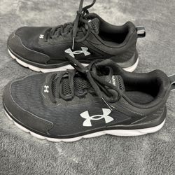 Under Armour Deluxe Foam Men’s 8 Athletic Shoes in excellent shape!  Color is black 