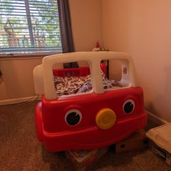 Toddler Firetruck bed + Sheets/comforter/mattress 