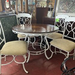 Round table set
