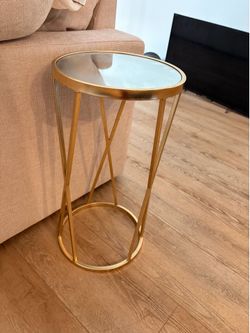 Gold mirror stand