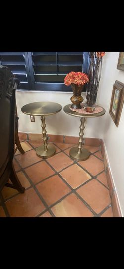 2 gorgeous side tables Must have! Excellent used condition