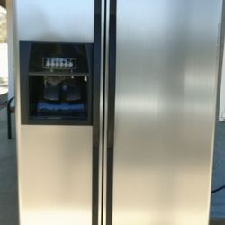 Clean!  Whirlpool 25 Cubic Feet Refrigerator