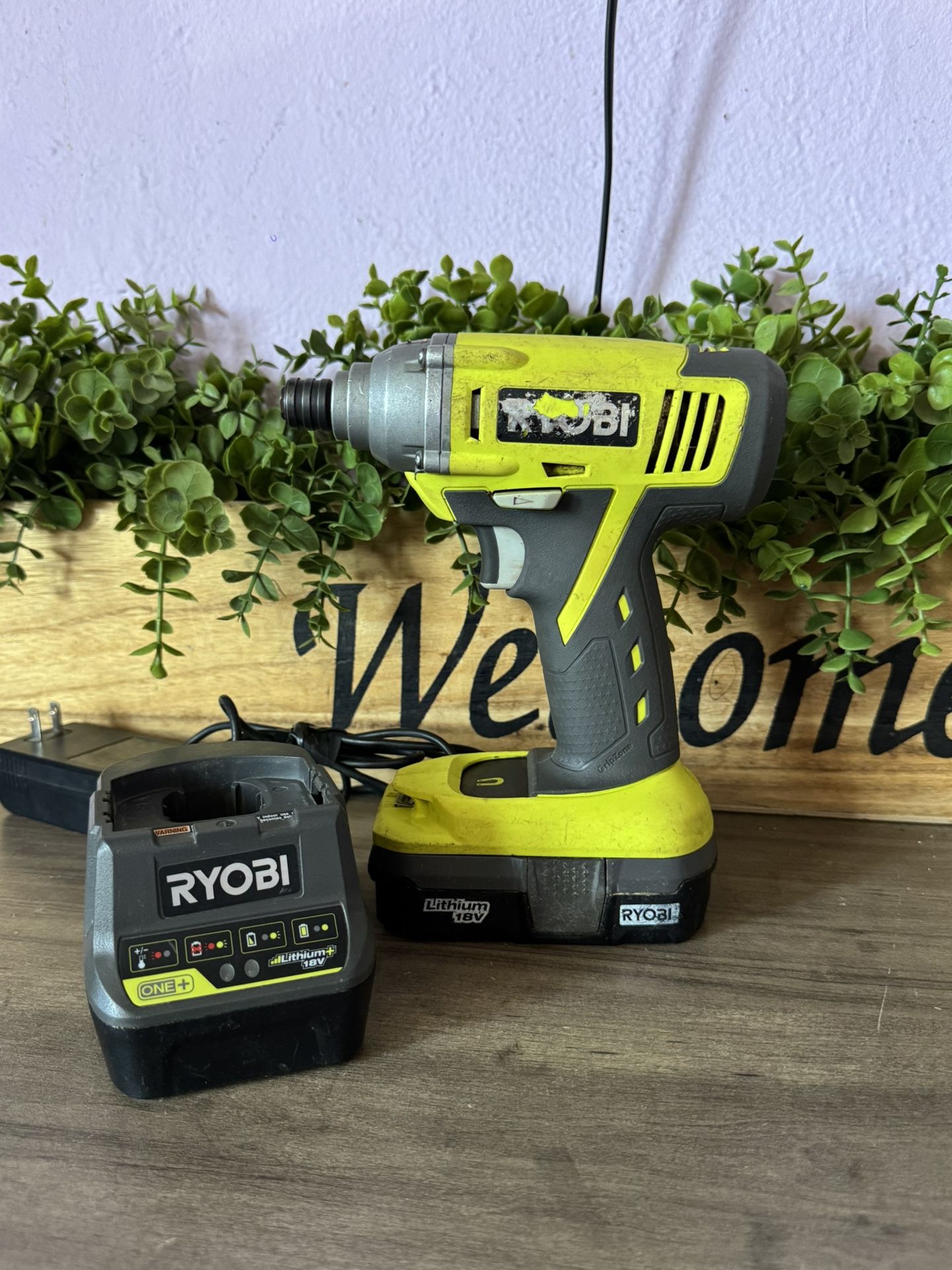 Impact Driver RYOBI con Batería Y Cargador