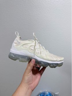 Nike white vapormax plus