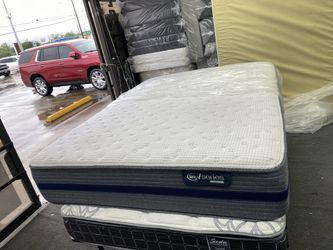 Queen mattress Serta and box springs