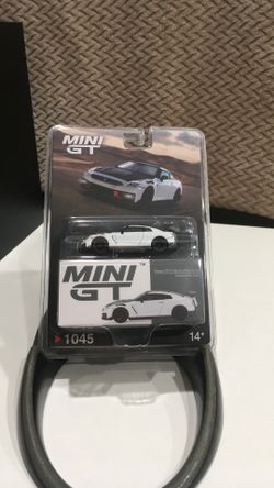 Mini GT Nissan GT-R Nismo (R35)  #1045