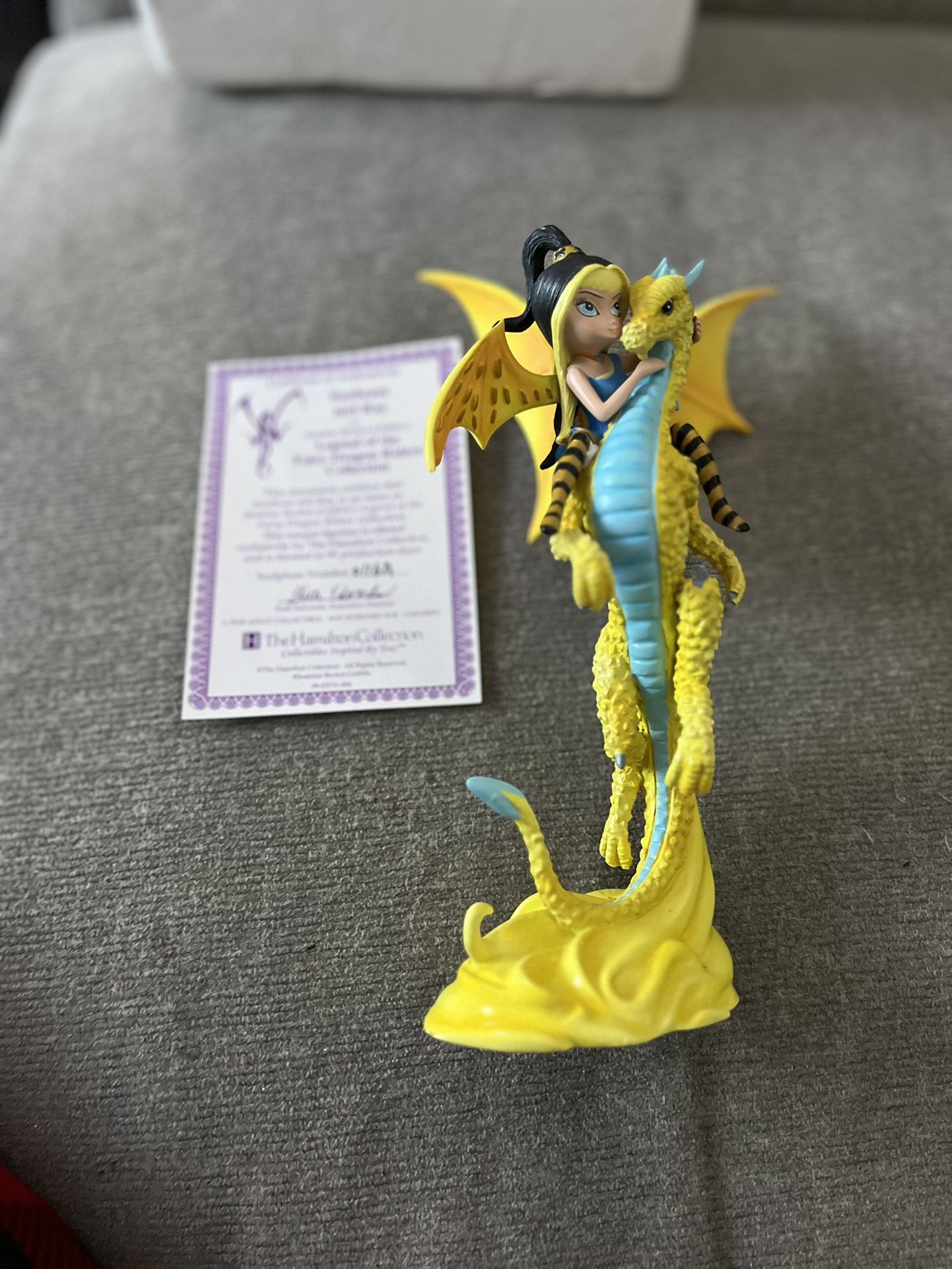 Figura De Colección Con Certificado De Autenticidad 