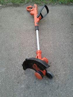 ELECTRIC BLACK AND DECKER TRIMMER