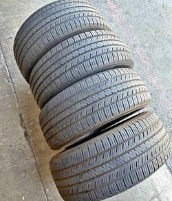 225/55/18 vendo un set de llantas marca hankook con un 80% de vida las 4