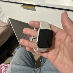 Apple Watch Series 7 (45mm, GPS) – Great Condition + Charger