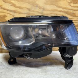 2017 - 2022 JEEP GRAND CHEROKEE Passenger Side , Right Side Headlight PN#(contact info removed)5AC