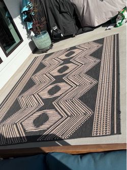Gorgeous Indoor / Outdoor Tribal Rug in Dark Grey and Ivory 6’7” x 9’