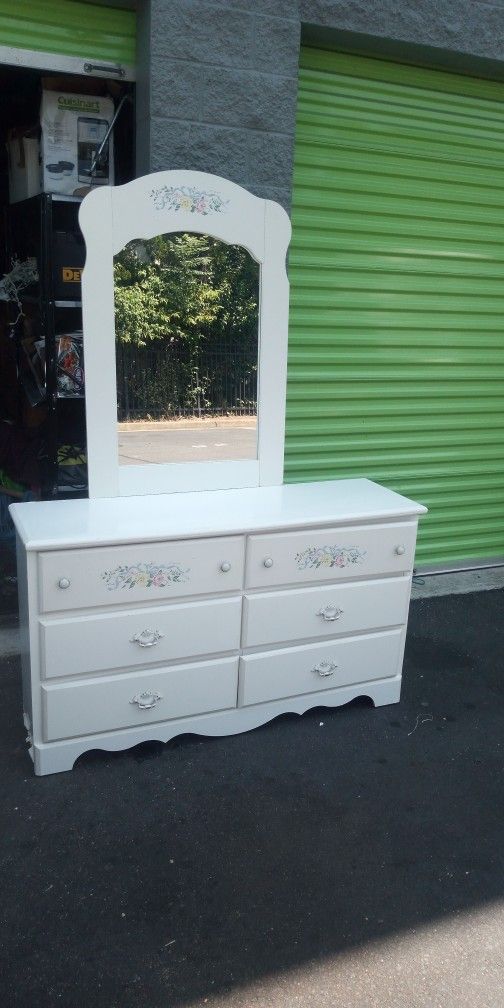 Dresser And Mirror Set