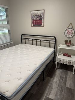 Queen mattress Like New 12 In hybrid