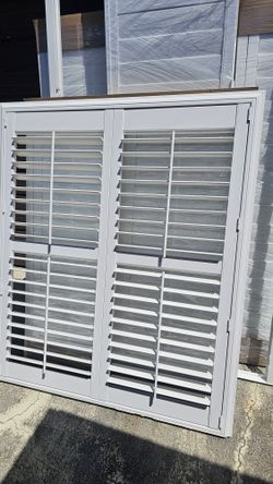 Wow Poly Shutter IN Excellent Condition 51 X61 