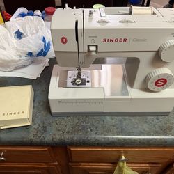 SINGER SEWING MACHINE MODEL 44s