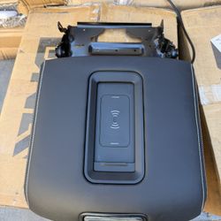 15-20 Chevy Tahoe / suburban / Yukon Center Consomé With Wireless Charger 