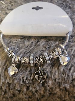 VALENTINES HEART CHARM BRACELET BRAND NEW ORIGINALLY $50