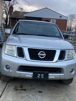 Selling Nissan Pathfinder with 151067 miles light grey color 6 cil automatic in good condition
