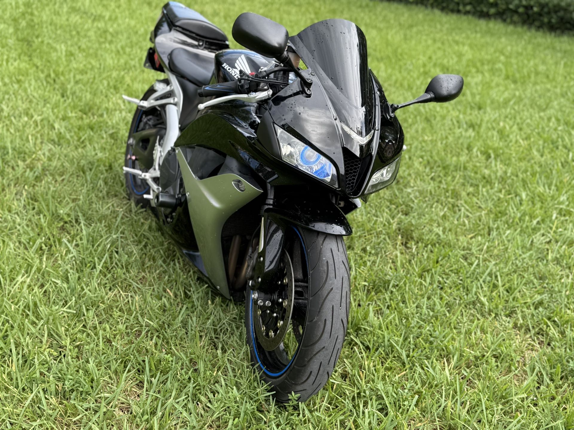 2007 HONDA CBR600RR7 sports bike. Title is clean. Millage 13,500.
