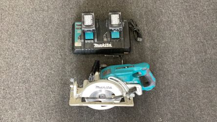 Makita XSR01 7 1/4” Saw 36 w w/2 Battary and Dual Charger Blade Cordless Working