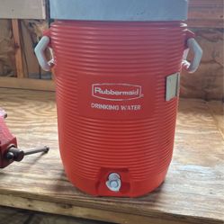 5 Gallon Rubber Maid Drinking Water Dispenser