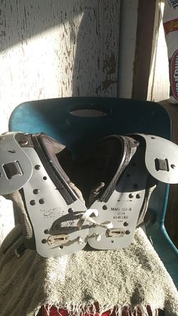 Used kids shoulder pads Rawlings 60-80lbs