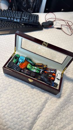 37 Hot Wheels + case