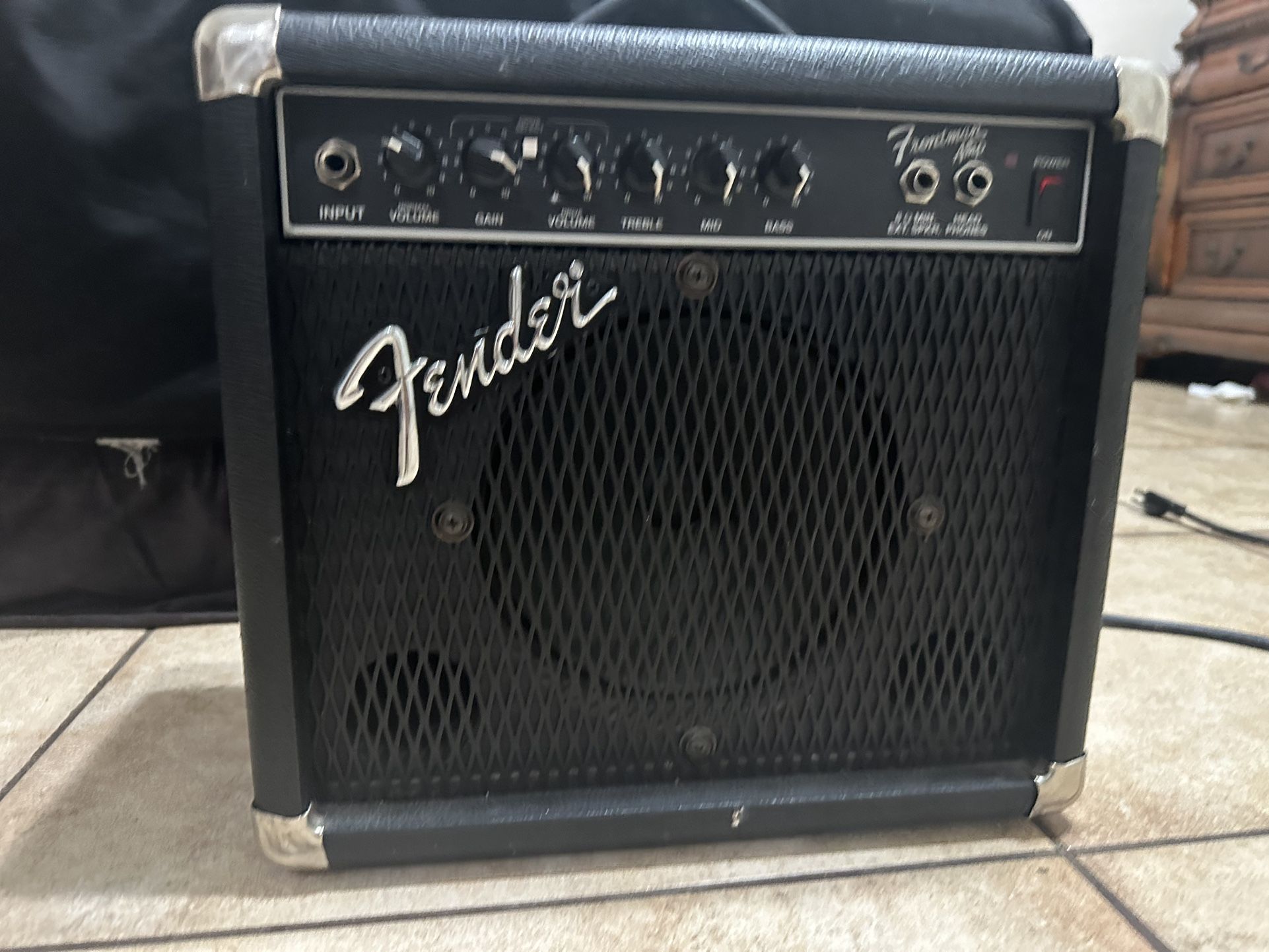 Electric guitar amplifier barely used