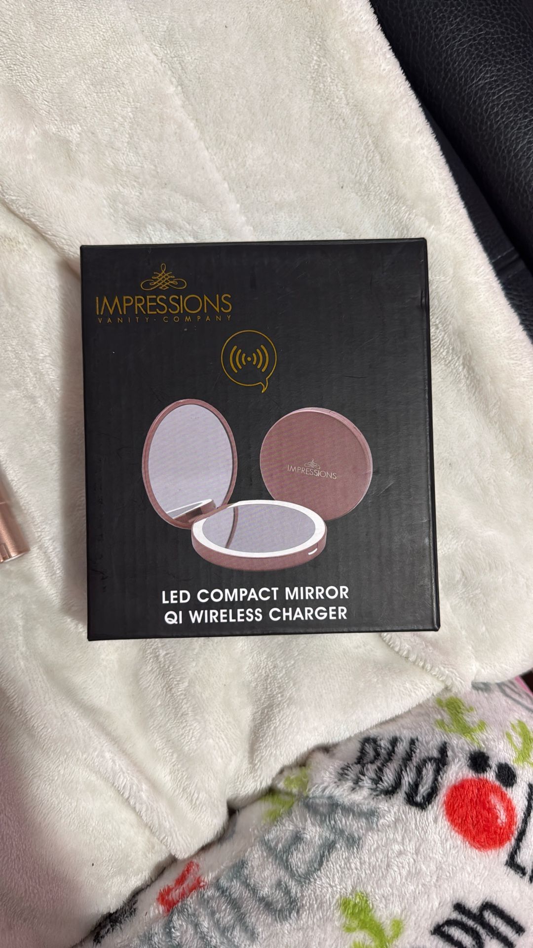 Impressions LED compact Mirror w/Wireless Charger