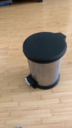 Circular trash can