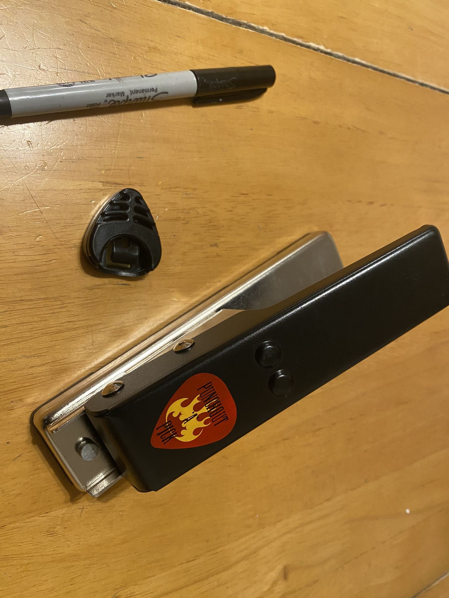 Guitar pick Punch