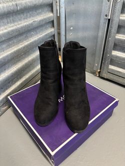 LIKE NEW WOMENS BOOTS
