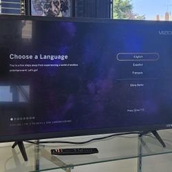 Vizio 32"  720p HD LED Smart TV 814125-1