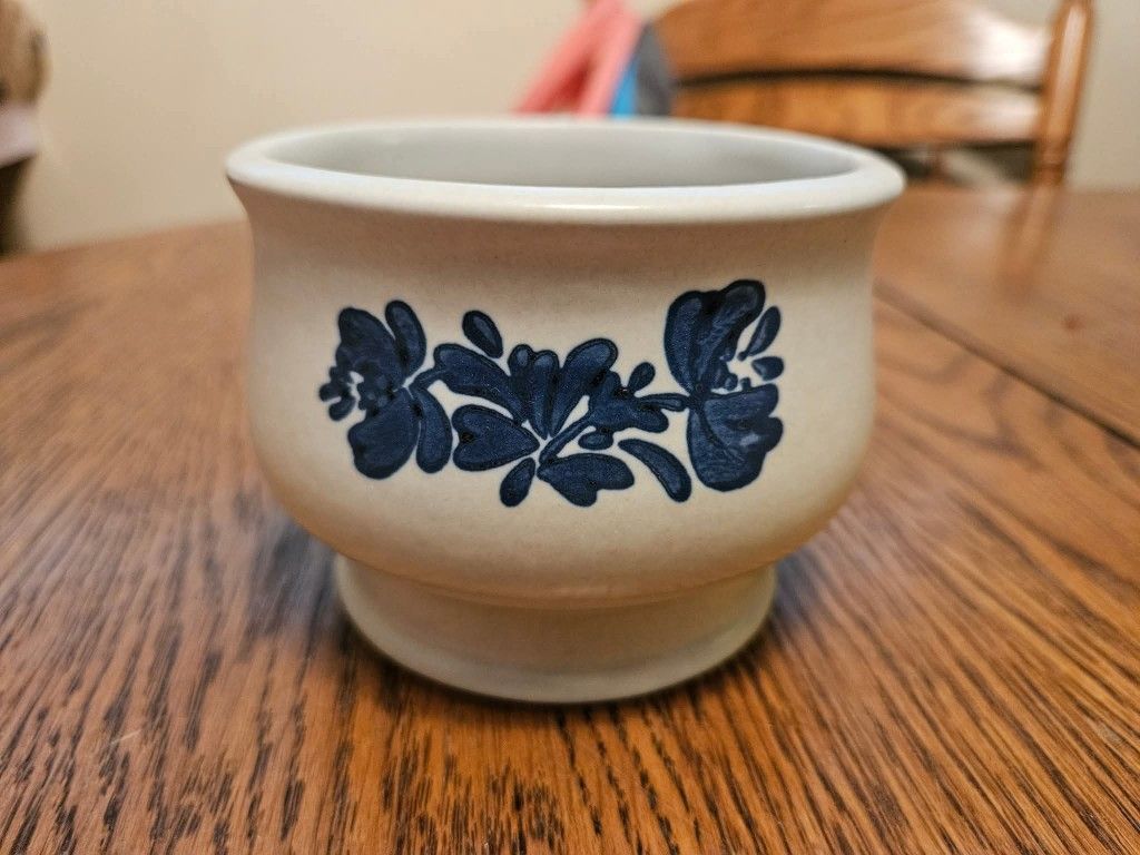 Pfaltzgraff Yorktowne Sugar Bowl